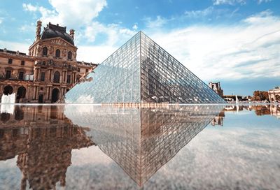 A Louvre múzeum.