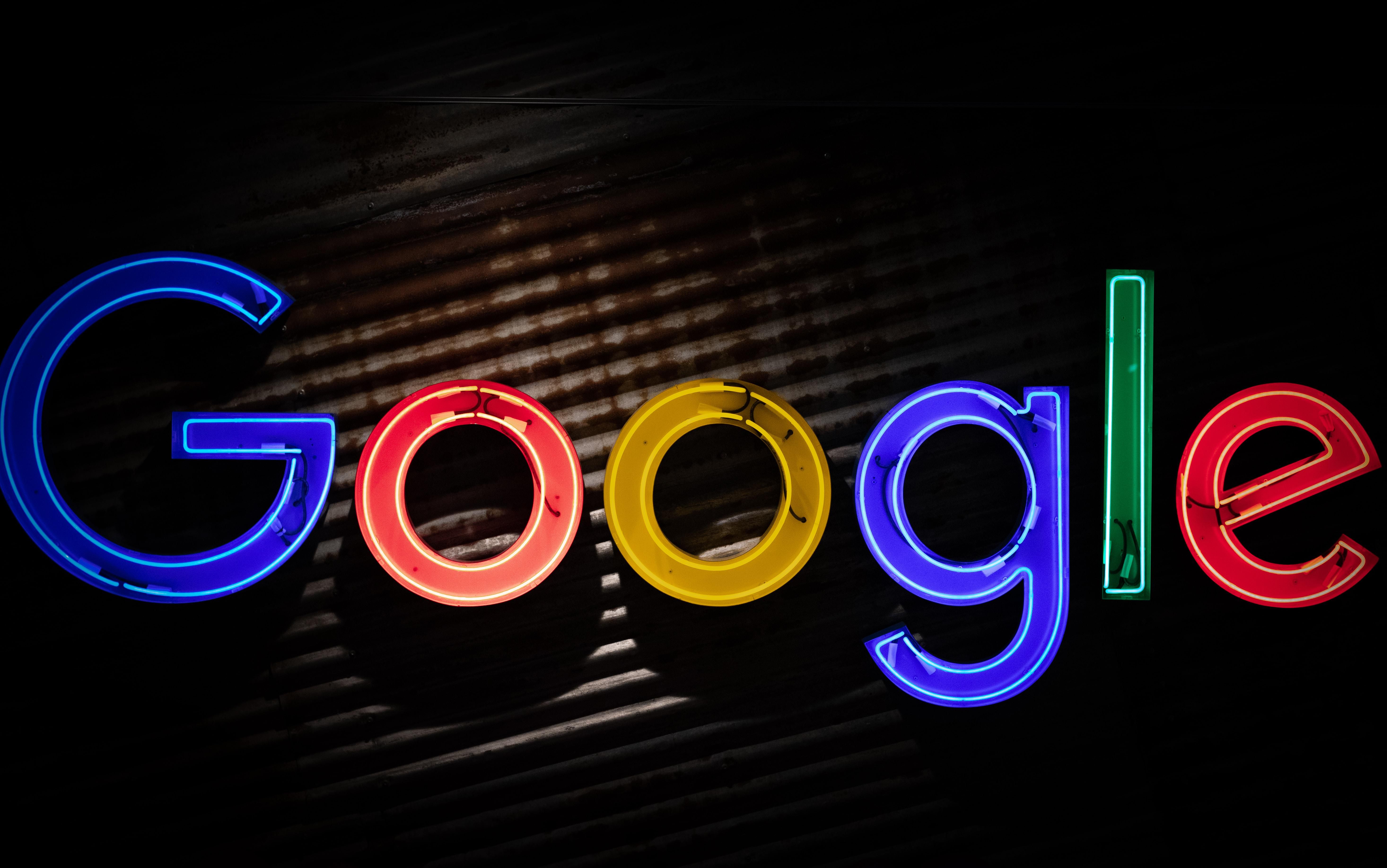 Egy neon Google-logó.