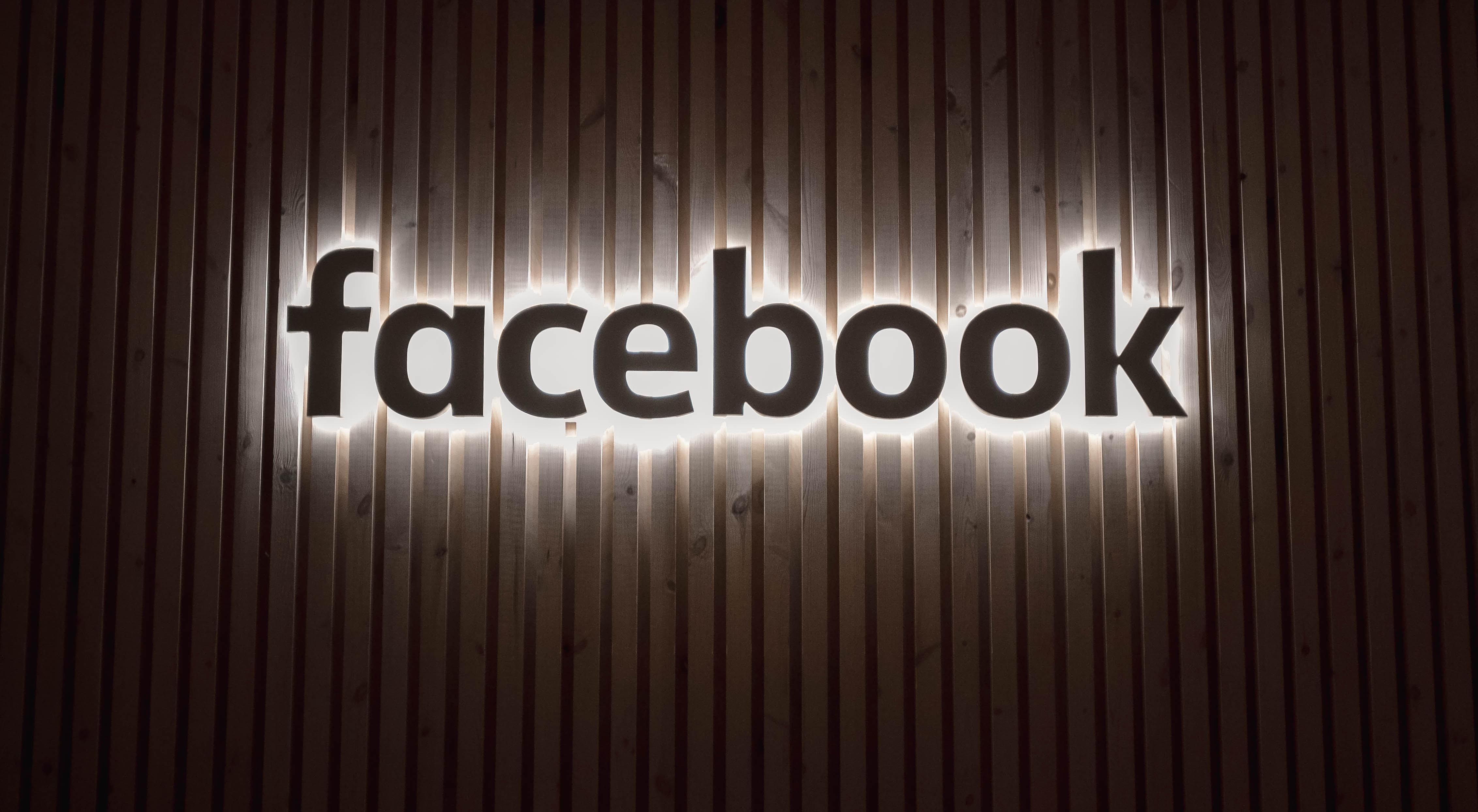 Egy neon Facebook-logó