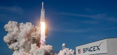 Egy SpaceX rakéta felszáll.