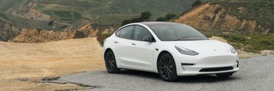 Egy fehér színű Tesla model 3