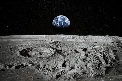 hold földről