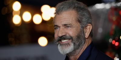Mel Gibson mosolyog