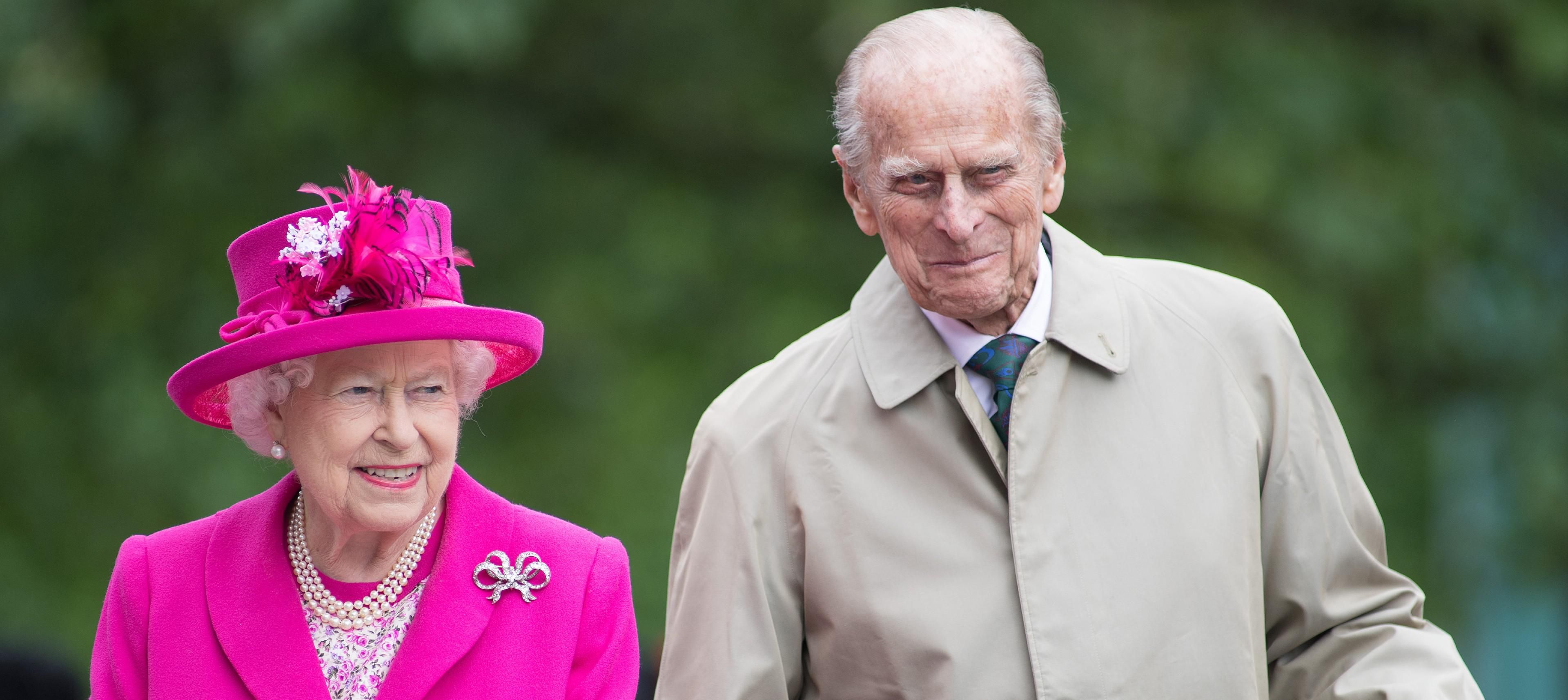 II. Erzsébet és Fülöp herceg mosolyognak.