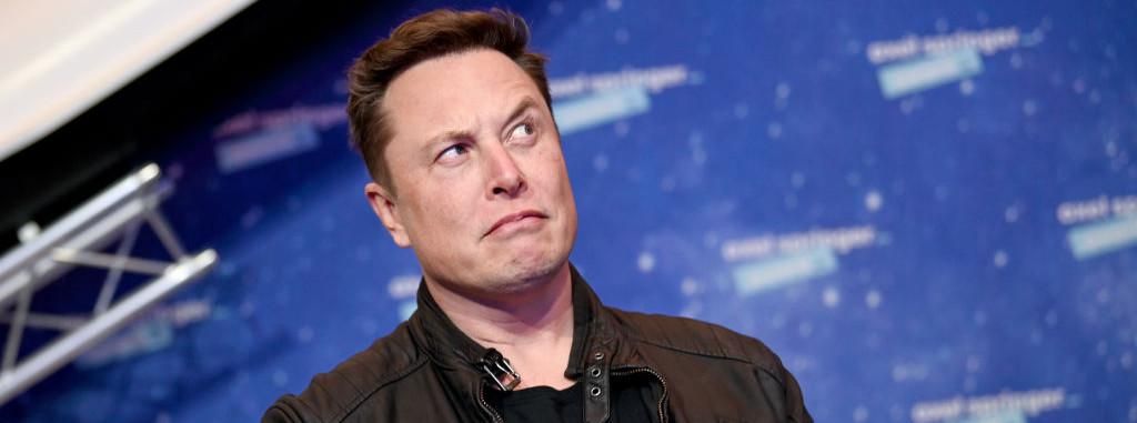 Elon Musk viccesen néz.