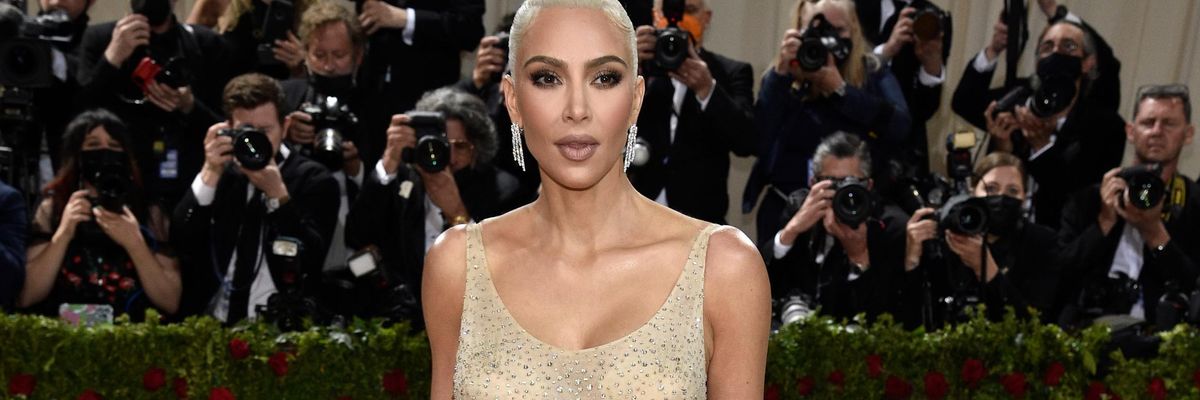 Kim Kardashian inkább lefogyott, csak hogy beleférjen Marylin Monroe egyik ruhájába