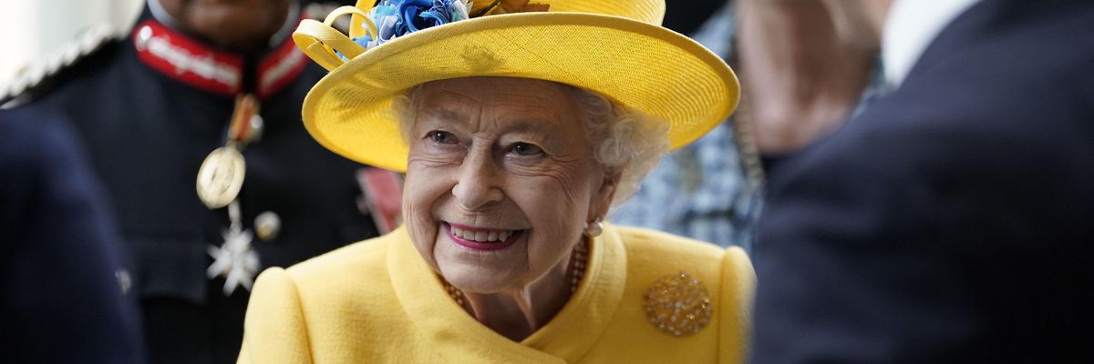 Erzsébet királynő egyszer csak megjelent egy londoni metróállomáson, ez volt az oka!
