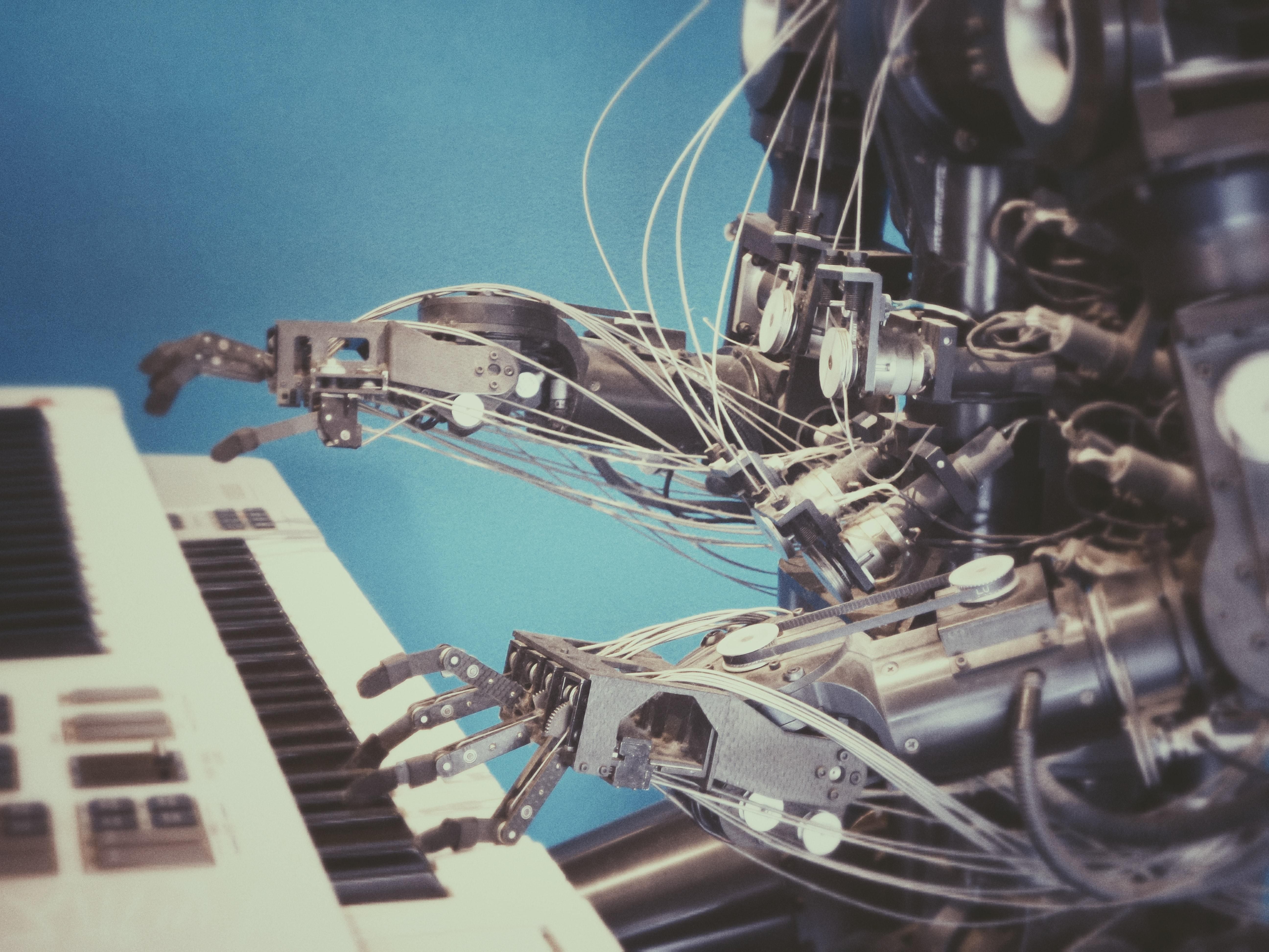 Egy robot zongorázik.
