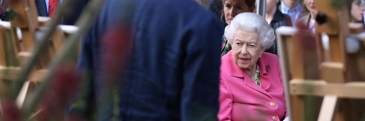 Erzsébet királynő egy 19 éves korában kapott brosst húzott fel újra