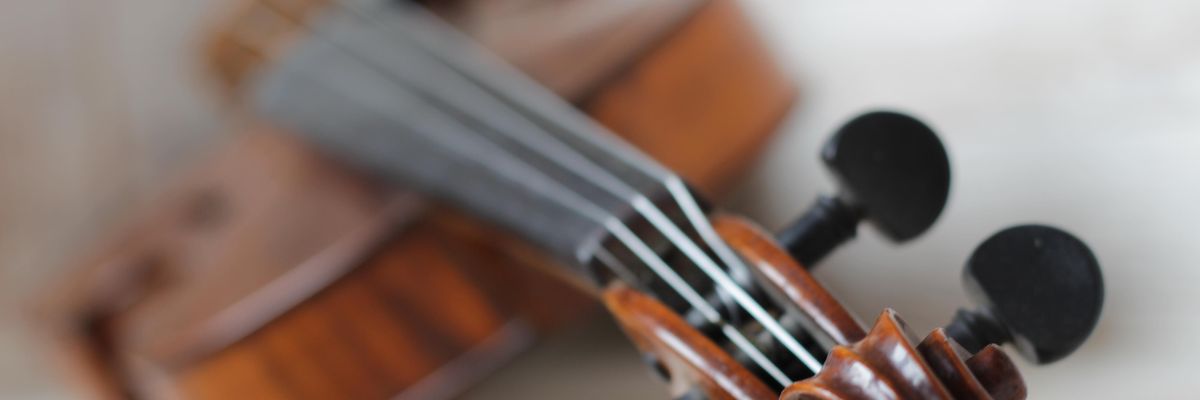 Dollármilliókért kelhet el a több mint 340 éves, gyémántokkal díszített Stradivari