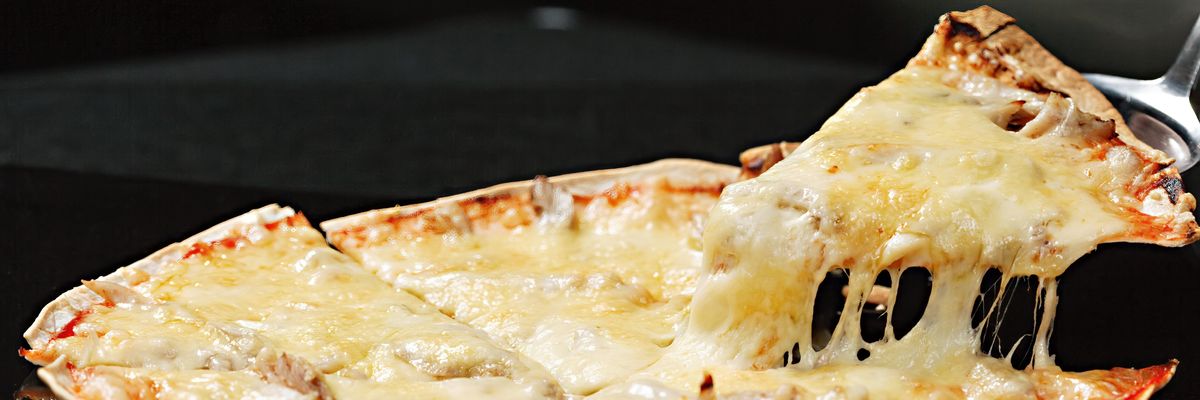 Az internet új kedvence: fokhagymás-sajtos tortilla-pizza