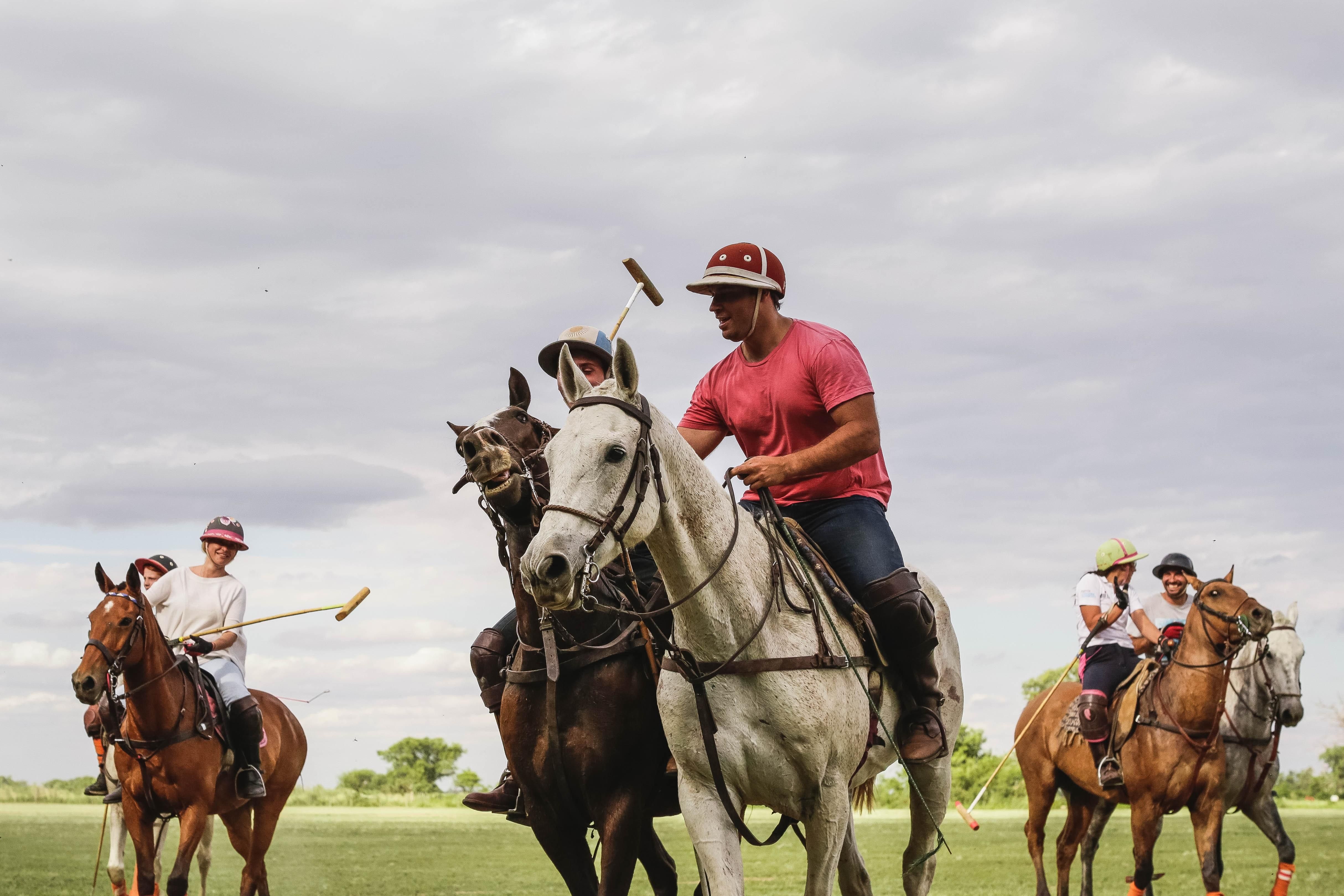 lovaspóló mérkőzés közben emberek a lovon 