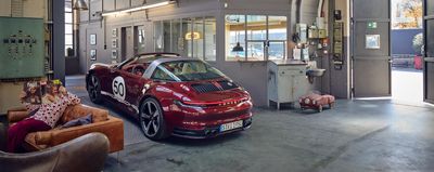 piros Porsche a gyárban 