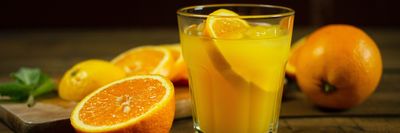 Egy pohár narancslé.