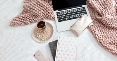 rózsaszín kötött pokróc laptoppal és teával