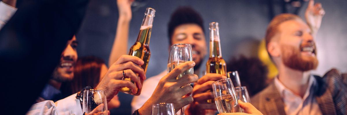Egy város ingyen alkoholt ad a józan fiataloknak