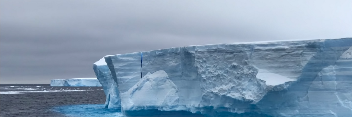 152 milliárd tonna édesvizet szabadít fel egy távoli atlanti sziget körül egy órisái jéghegy
