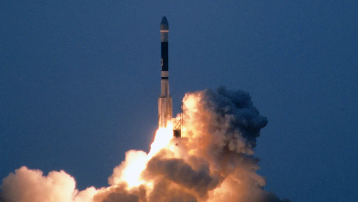 Öt műholddal a fedélzetén felbocsátották első útjára Kína legújabb, Hosszú Menetelés-8 típusú hordozórakétáját.