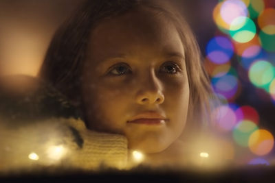 coca cola karácsonyi reklám kislány kinéz az ablakon színes fények