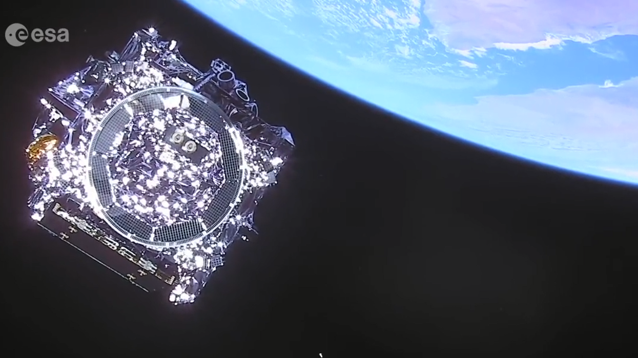 Videón, ahogy a James Webb leválik a rakétájáról, majd kicsomagolja magát