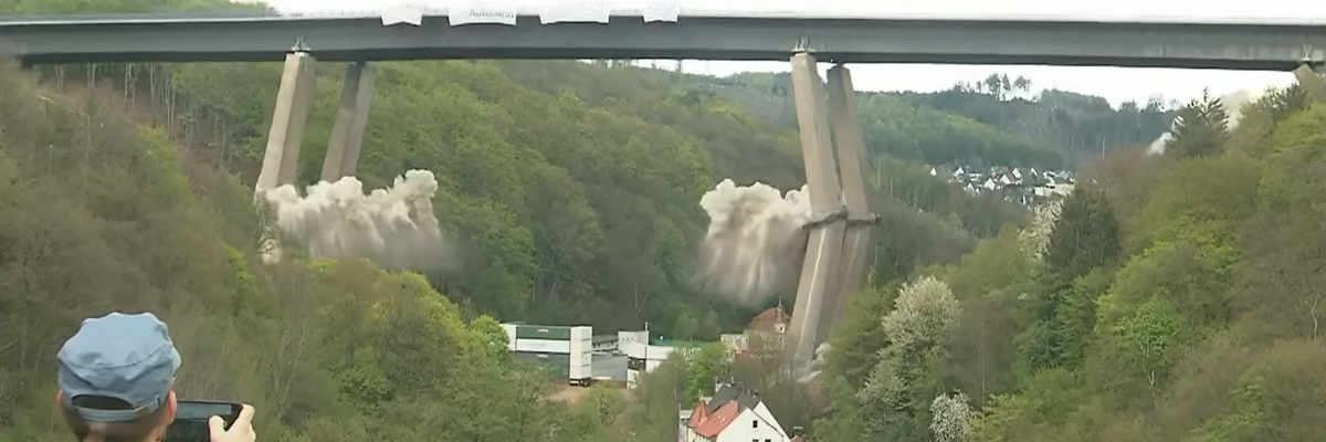Videó: hatalmas robbantást követően összeomlott egy régóta lezárt híd Németországban