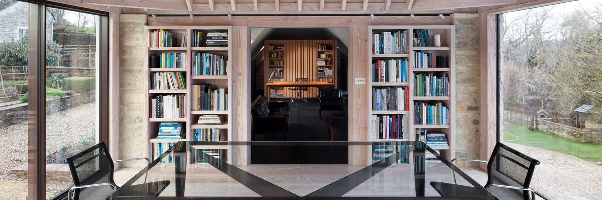 iroda pajta luxus elegáns modern üvegasztal székek könyvespolc fa