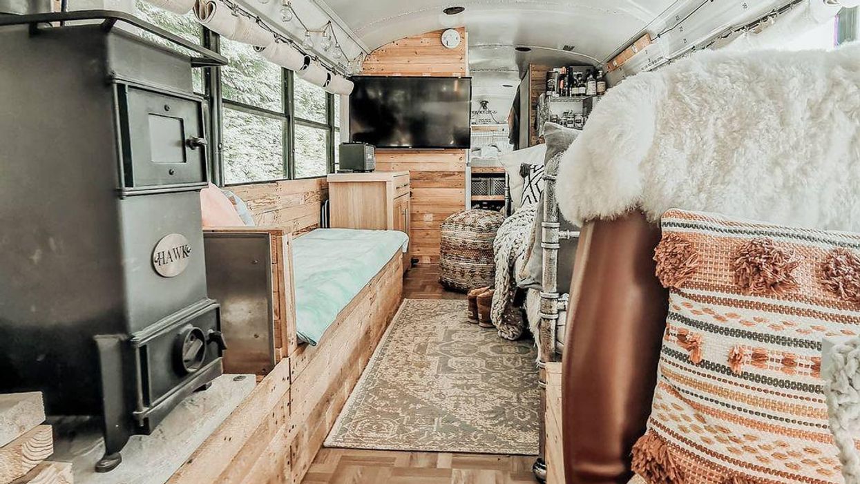 iskolabusz otthon különleges lakás kanapé ülés kályha szőnyeg parketta televízió