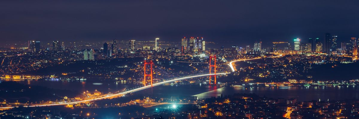 Istanbul éjszakai fénye