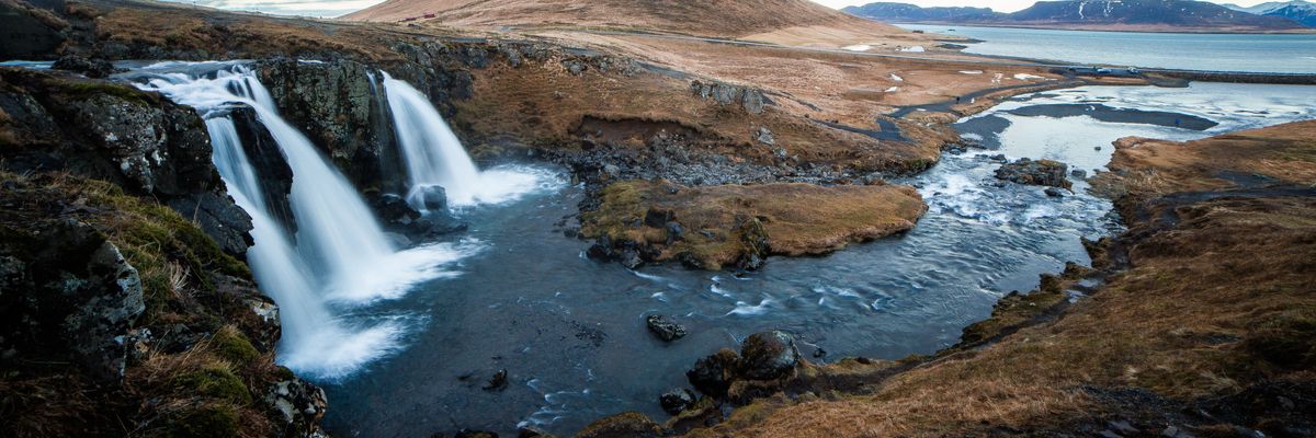 Izlandi táj vízeséssel