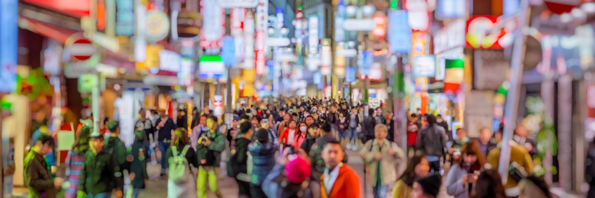 japán emberek az utcán 
