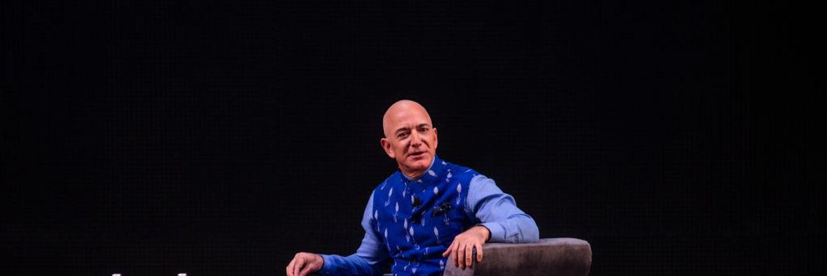 Jeff Bezos ül egy székben