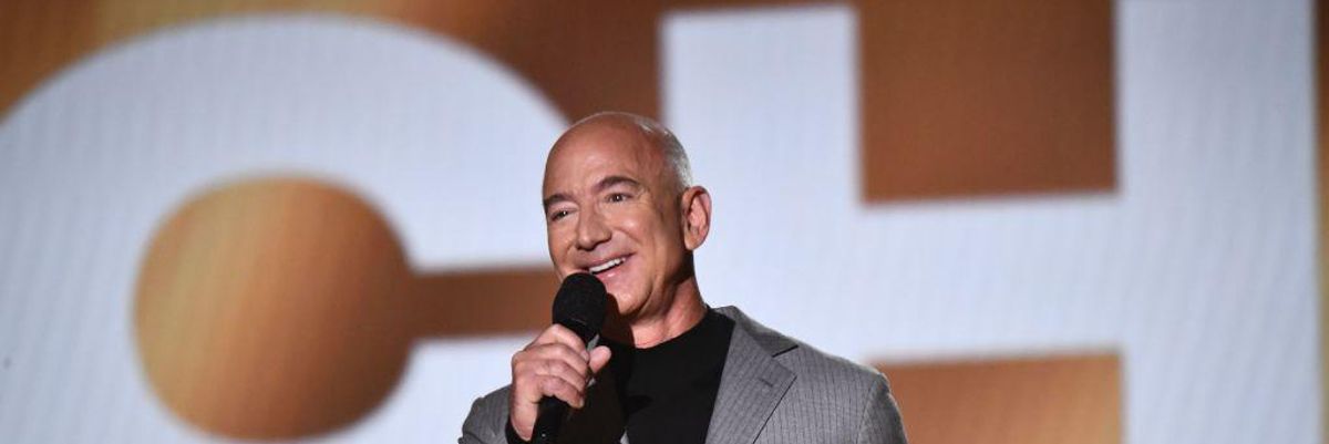 Jezz Bezos egy színpadon beszél.