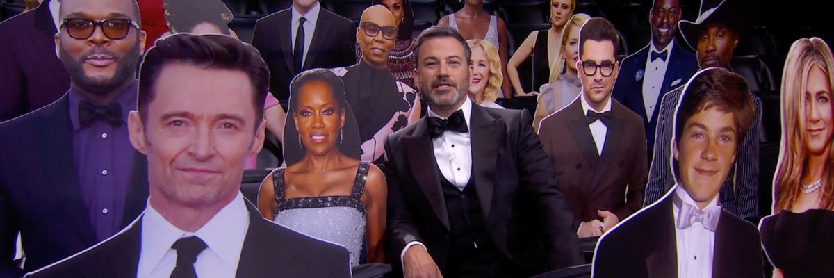 Jimmy Kimmel a 2020-as Emmy-gálán kartonfigurákkal