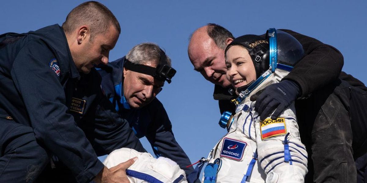 Julia Peresild, az első űrben forgatott film főszereplője, akit éppen kisegítenek a Szojuz MS-18-as kapszulájából