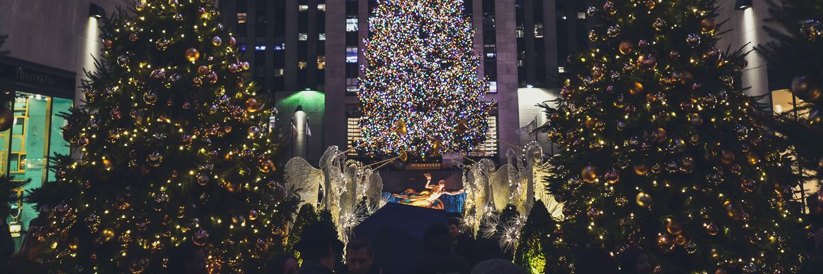 Karácsonyfák a Rockefeller Center előtt.