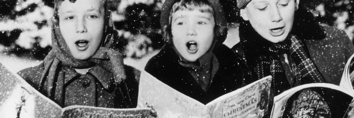 karácsonyi dalt éneklő gyerekek