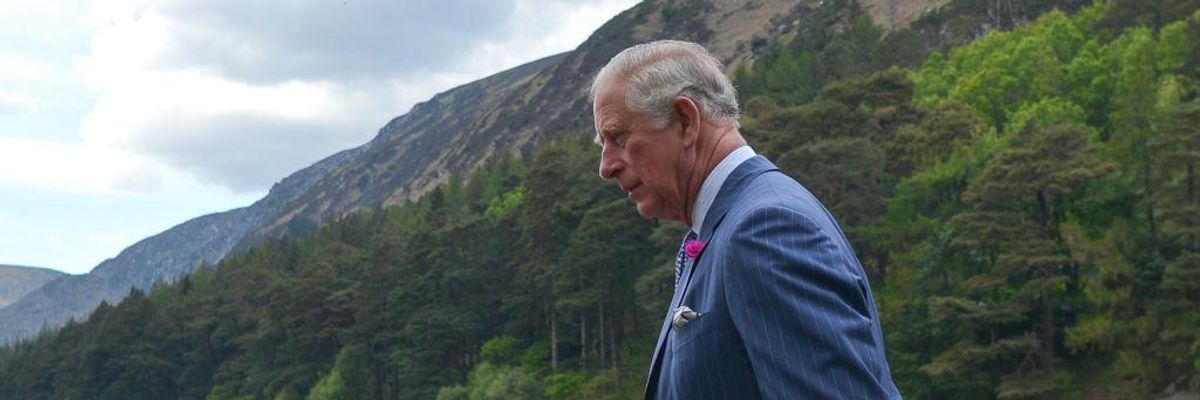 Károly herceg egy tó mellett sétál.