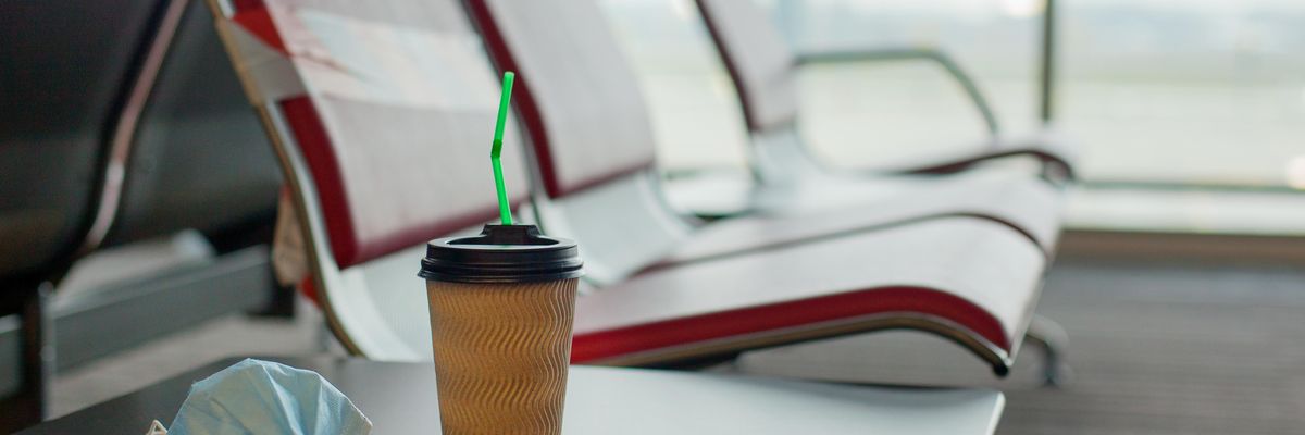 kávé a repülőtéren 