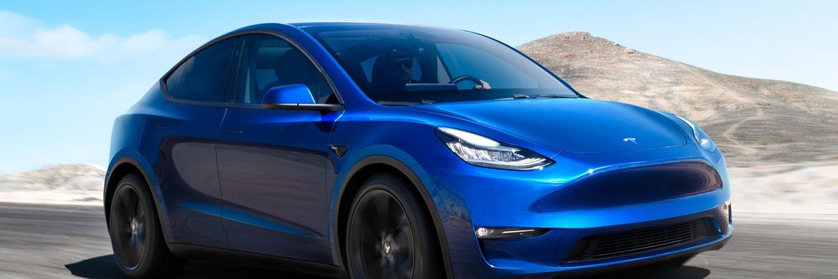 Kék Tesla Model Y Performance