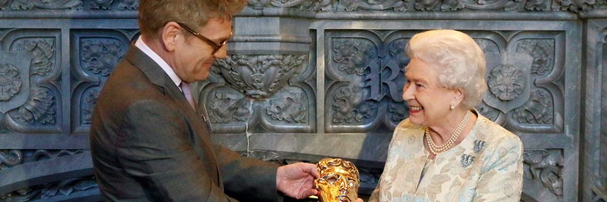 Keneth Branagh átnyújtja a tiszteletbeli BAFTA-díjat II. Erzsébet királynőnek 2013.ban