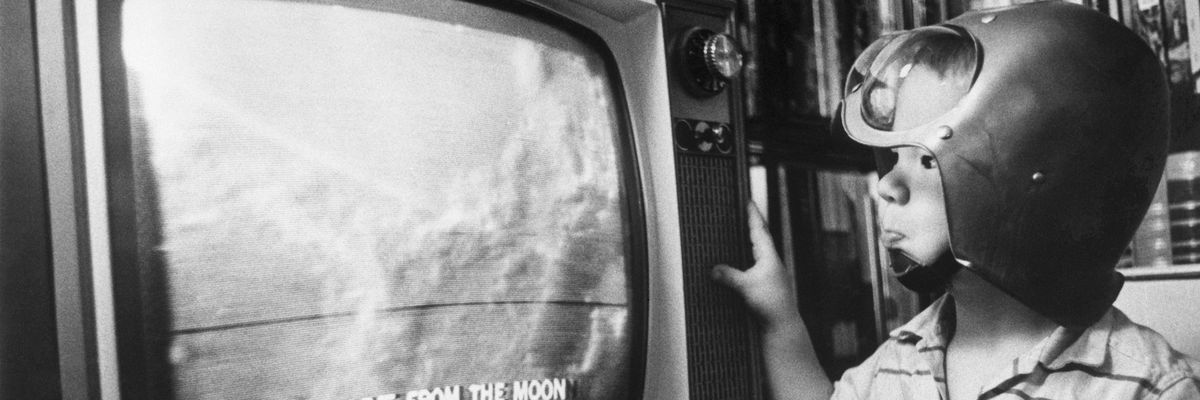 Kisfiú űrsisakkal a fején figyeli a Holdról közvetített adás