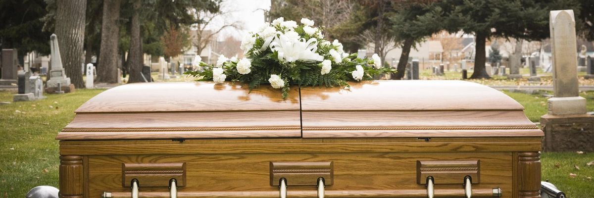 koporsó temetés temető fehér rózsa szertartás