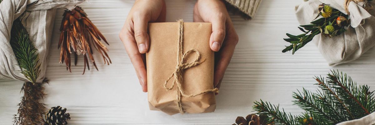 környezetbarát csomagolású ajándék és saját készítésű karácsonyi díszek