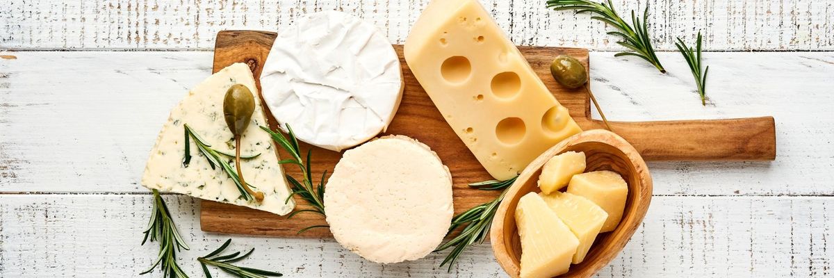 különböző sajtok egy fa vágódeszkán