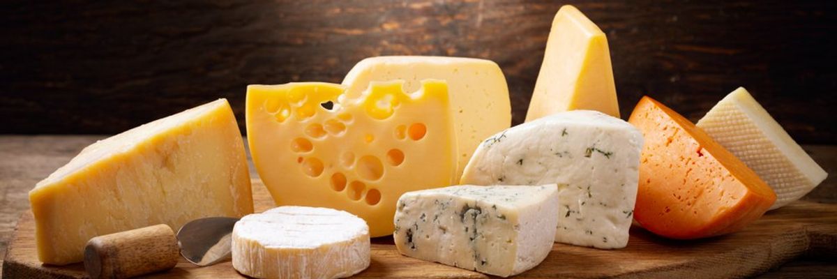 különböző sajtok egy fatálcán