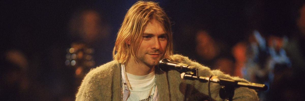 Kurt Cobain, a Nirvana együttes énekese egy gitáron játszik