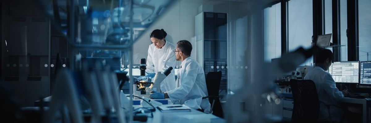 kutatók egy laboratóriumban