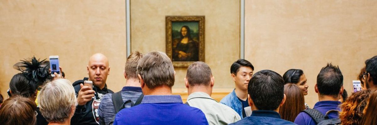látogatók tömege a Mona Lisa előtt