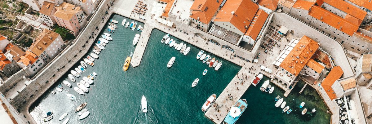 Légi felvétel a horvátországi Dubrovnik kikötőjéről