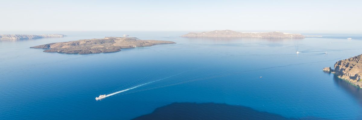 légi felvétel egy az Égei-tengeren közlekedő tengerjáró hajóról